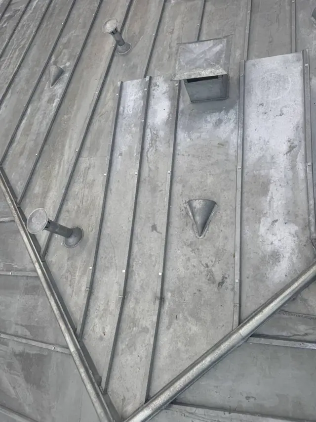 Couverture en zinc réalisée par Bolboceanu Toiture en Île-de-France