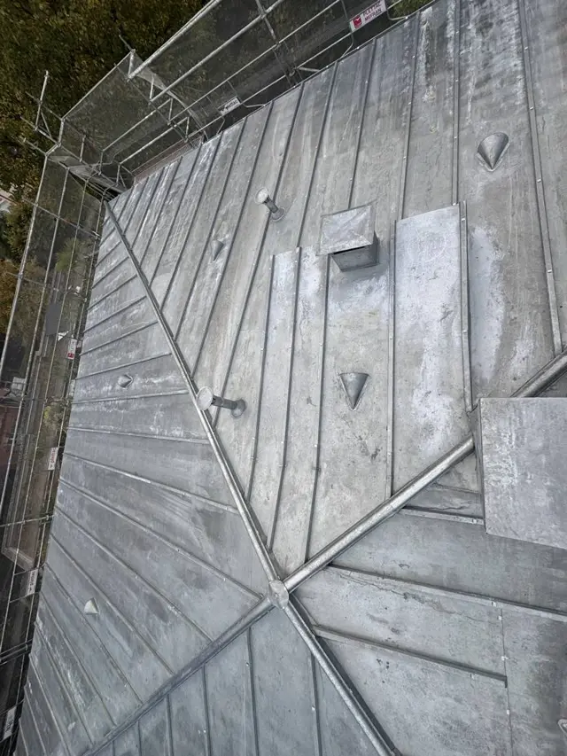 Couverture en zinc réalisée par Bolboceanu Toiture en Île-de-France