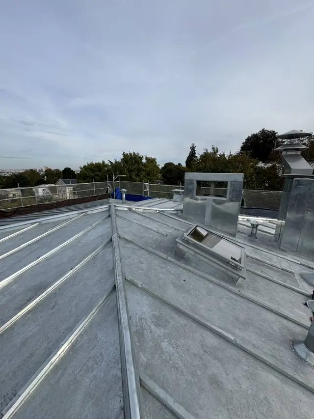 Couverture en zinc réalisée par Bolboceanu Toiture en Île-de-France