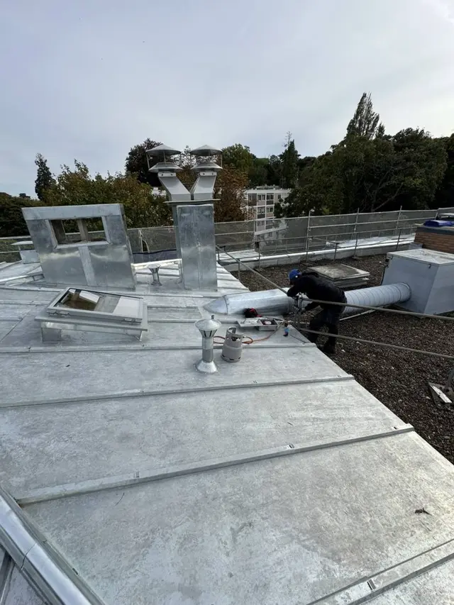 Couverture en zinc réalisée par Bolboceanu Toiture en Île-de-France