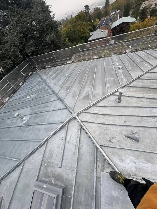 Couverture en zinc réalisée par Bolboceanu Toiture en Île-de-France